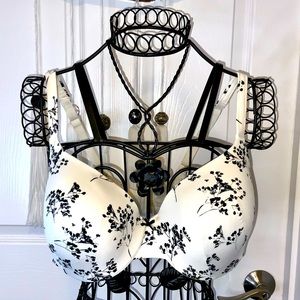 Cacique NWOT Size 42D